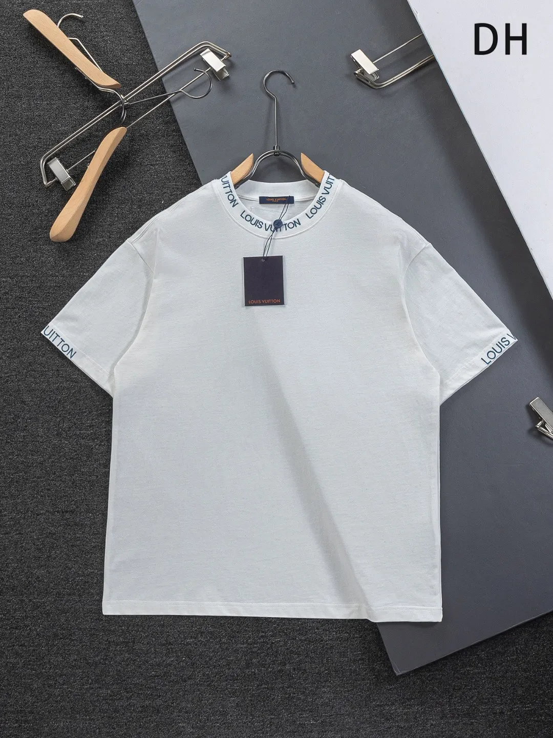 🅿️190 Louis Vuitton 1V LV micro-wide version S-XL LV 26ss new product counters are available at the same time. Multiple craftsmanship, simple letters embroidery on the collar + simple letter logo on the cuffs 🪡 embroidery, round neck short-sleeved T-shirt, same style for men and women! Consigned to one-to-one creation. Synchronized with the official website, pure cotton fabrics at the counter! It is close to the skin and comfortable, durable and easy to wear. It has a classic and simple logo design and meticulous original craftsmanship. Short-sleeves, a must-have item for men, do not appear to be the same for the general public, but must be unique and eye-catching. This LV short-sleeve is all about quality, comfort, the same shape and fashion as always, including fabrics and cutting techniques. All of them have been made with great effort! 320 grams of washed pure cotton fabric, pure cotton is breathable, very refreshing and comfortable for daily wear. The rib knitting on the neckline is smooth and tight, and the neckline will not be skewed if you toss it at will. The loose version, you will find that it looks really good on the upper body. The overall is minimalist and neat, super versatile for daily use! Pair it casually with a pair of pants for a youthful look. A T-shirt will make your outfit crazy. It is a fashionable item that can never go wrong! Color: Black White Size: S-XL Size chart: S: Shoulder width 50-Bust 56-Length 70 M: Shoulder width 52-Bust 57-Length 72 L: Shoulder width 54-Bust 59-Length 74 XL: Shoulder width 56-Bust 62-Length 76